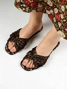 2026夏季新款豹纹褶皱女士拖鞋，欧美缎面平底一脚蹬拖鞋，百搭休闲沙滩人字拖，小众设计一脚蹬拖鞋 - 棕色 - 查看 5