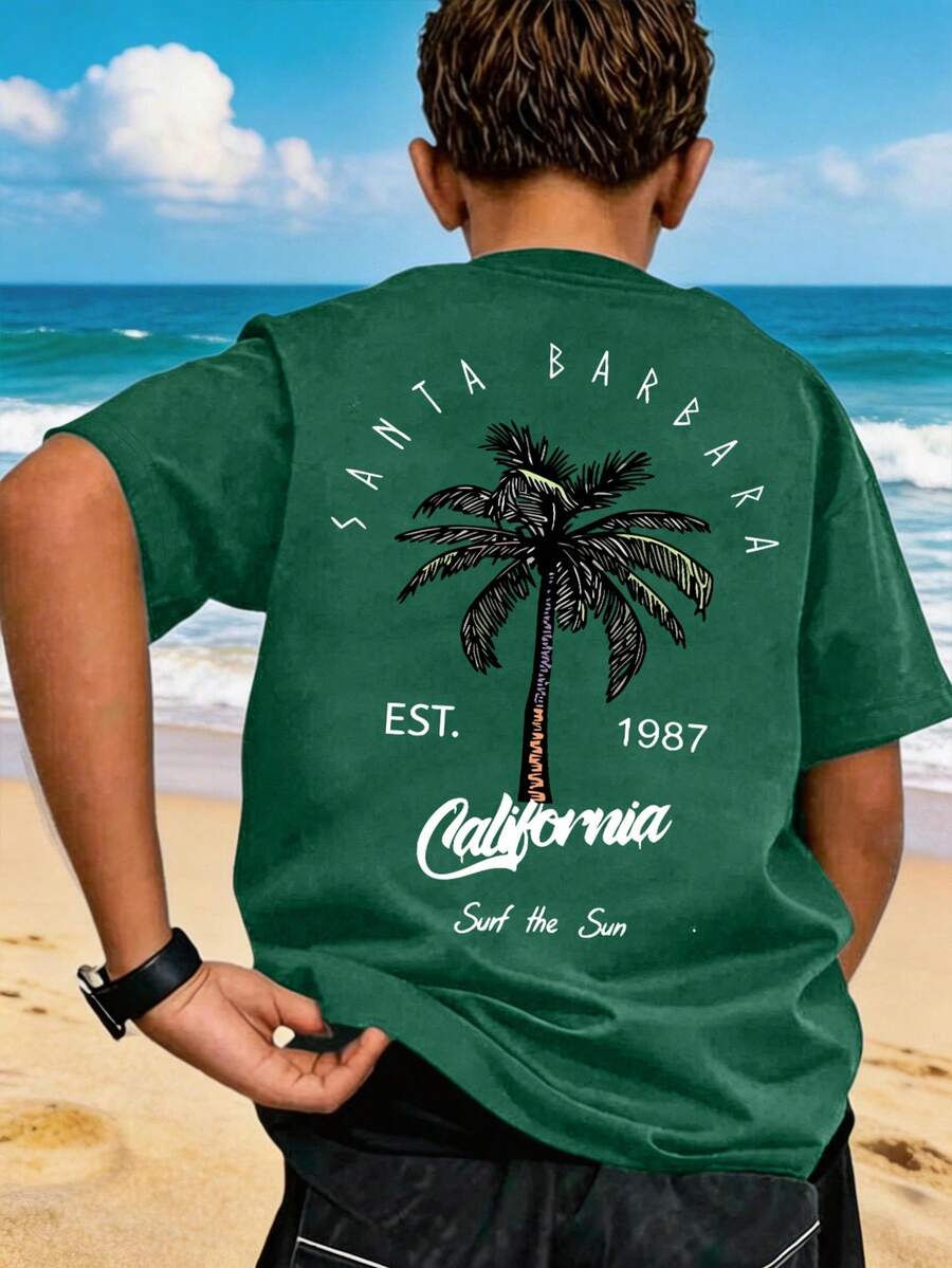 Este conjunto casual diseñado para niños incluye una camiseta de color verde oscuro de moda con una estampa gráfica con temática de playa. - Verde Oscuro - Ver 1