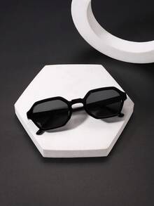 1 chiếc kính thời trang nam hình học cổ điển, gọng đen nhẹ, chất liệu polycarbonate, tròng kính màu trà và xám, kiểu dáng thường ngày, phù hợp cho việc đi lại hàng ngày. Có hộp đựng kính. - Nhiều màu - Xem 8