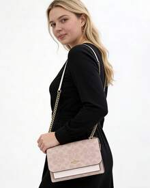 Coach Mini transparent axelväska för kvinnor, fyrkantig liten väska med signaturnitar, axelväska för kvinnor - aprikos och vitt - Visa 4