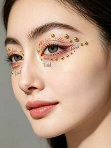 1 Peça Adesivo Facial com Letra Colorida e Rebite! Adesivo Decorativo de Maquiagem Criativa para Olhos, Maquiagem de Palco, Adereço de Foto de Menina Doce e Quente no Estilo Ins, À Prova d'Água e de Longa Duração, Atmosfera Y2K, Glitter Facial, Carnaval, Adesivo Facial, Adesivo 3D, Gemas Faciais, Adesivo Decorativo, Visual de Show, Gemas Faciais - Multicolorido - Visão 2