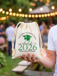 Bolsa de cordón personalizada para graduación, bolsa de regalo personalizada con texto "Clase de 2026", bolsa de fiesta de graduación con transferencia de calor de tinta blanca, bolsa de dulces para graduados, bolsa de celebración de graduación de universidad y escuela secundaria, bolsa de felicitaciones personalizada con nombre para estudiantes, compañeros de clase e invitados - Multicolor - Ver 3