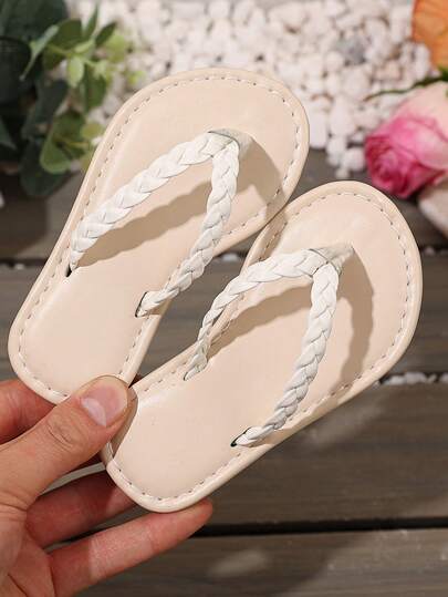 白色婴幼儿儿童人字拖鞋一双，纯色柔软PU编织鞋带，圆头平底防滑一脚蹬设计，时尚简约沙滩凉鞋，适合3-12岁男孩女孩日常、海滩、度假、派对穿着