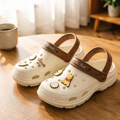 Miniso Dép bít mũi Disney Winnie The Pooh, dép hoạt hình nhẹ bằng chất liệu EVA chống trượt, dép bít mũi mùa hè, dép bít mũi dễ thương bằng chất liệu EVA nhẹ, dép đa năng dùng được cả trong nhà và ngoài trời (1 chiếc)