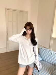 小众银箔设计圆领针织打底衫，直筒百搭上衣，女士长袖针织T恤，纽扣装饰，微弹面料，常规长度，休闲春季白色 - 白色 - 查看 5