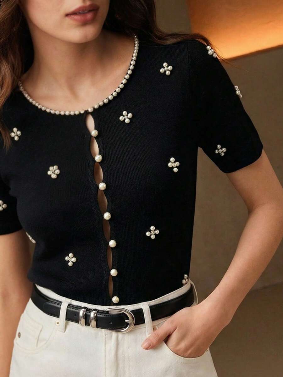 Áo dệt kim nữ mùa hè màu đen đính ngọc trai, cổ tròn tay ngắn, phong cách vintage thu, hoàn hảo cho trang phục thu thanh lịch, áo dệt kim nữ tay ngắn thanh lịch đính cúc ngọc trai và trang trí, cổ tròn, phong cách vintage, phù hợp đi làm mùa thu, mặc hàng ngày, hẹn hò, đi chơi, mặc thường ngày, trang phục lễ hội nữ - màu đen - Xem 1