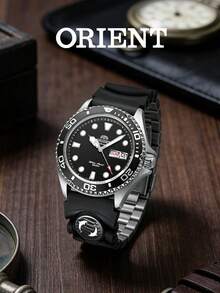 Orient 男士200米防水专业潜水机械表，自动机械机芯，经典黑色表盘搭配精钢表带，双日期显示，夜光数字清晰易读。这款耐用的男士运动腕表适合潜水、工作和日常佩戴，是高品质男士腕表的理想之选，可作为礼物赠送或自用。型号：FAA02007B9。 - 黑色 - 查看 1