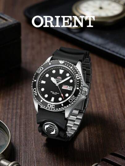 Orient 男士机械表，200米专业防水潜水表，全自动机械机芯，经典黑色表盘搭配精钢表带，双日历显示（含星期日显示），夜光数字清晰易读。这款坚固耐用的运动型男士腕表是潜水、通勤和日常佩戴的理想之选。它是一款高品质的男士腕表，无论是作为礼物馈赠亲友还是自用都非常合适。型号：FAA02007B9。