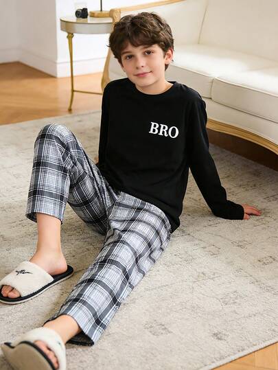 两件套男童格子睡衣套装，圆领长袖“BRO”字母印花上衣搭配格子印花休闲裤，家居服套装，适合春、秋、冬三季居家穿着，也可作为儿童礼物。