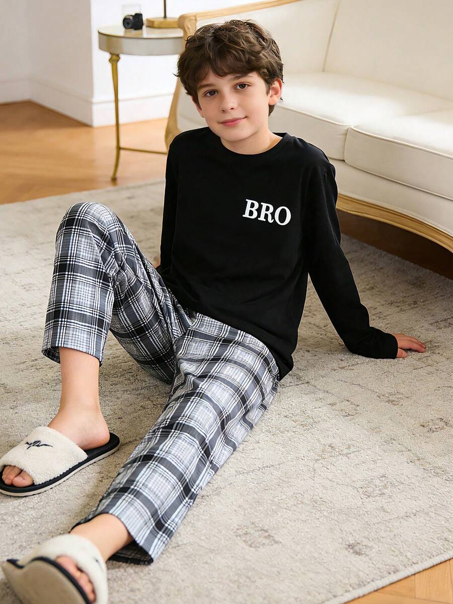 两件套男童格子睡衣套装，圆领长袖“BRO”字母印花上衣搭配格子印花休闲裤，家居服套装，适合春、秋、冬三季居家穿着，也可作为儿童礼物。 - 黑色 - 查看 1