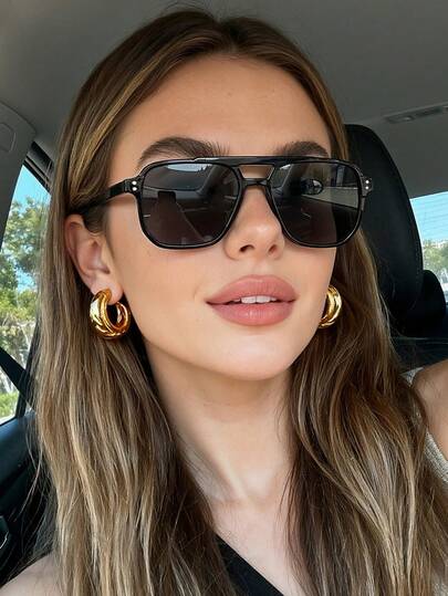 一副时尚Y2K黑色眼镜，适合海滩和旅行，复古双梁镜框，适合搭配各种服饰，也适合返校季佩戴。