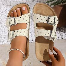 复古波点凉鞋，柔软亲肤的PU鞋面，舒适的鞋垫，黑白配色相得益彰，简约的双扣设计可调节，橡胶外底触感柔软如软木，百搭实用，轻松打造夏日休闲风。 - 杏色 - 查看 11