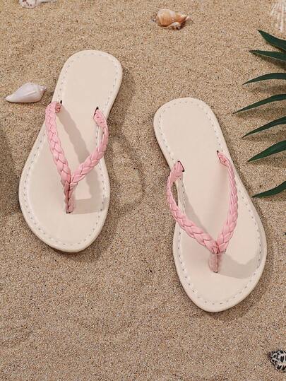 1双女童粉色人字拖，纯色柔软PU编织带，圆头平底防滑一脚蹬设计，时尚简约沙滩/度假风格，适合3-12岁女孩日常、沙滩、派对、春夏新品