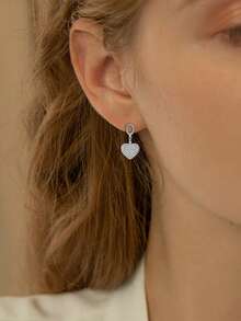 Pendientes de botón de corazón de circonita cúbica hipoalergénicos de plata de ley 925, pendientes delicados adecuados para uso diario, regalo de cumpleaños - Plateado - Ver 2