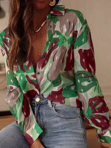 Camisa con botones de mujer elegante y casual con estampado floral y de hojas en toda la prenda, para vacaciones y uso en casa - Verde y rojo - Ver 3