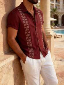 Camisa de manga corta con patrón geométrico burdeos casual para hombres, combinada con pantalones blancos, conjunto práctico de primavera/verano para múltiples ocasiones - Rojo - Ver 2