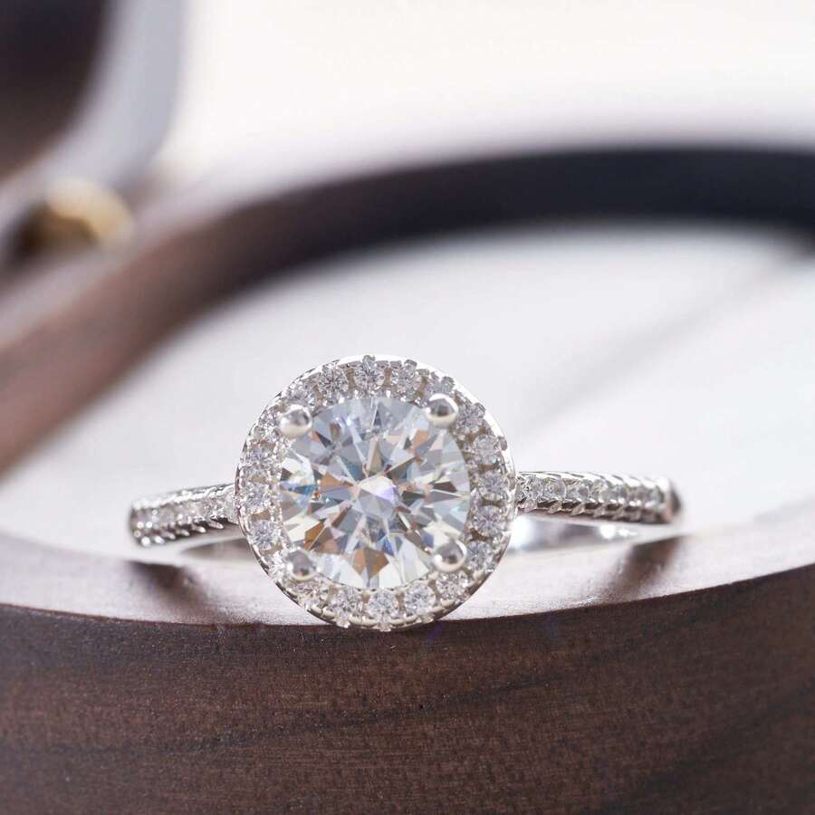 1 pieza Anillo de Moissanite redondo de 1 quilate de plata S925, anillo de compromiso/boda, accesorio de moda diario con caja de regalo - 1CT por pieza - Ver 1