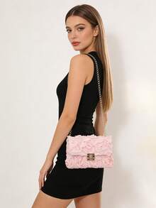 Un elegante bolso de hombro con decoración de rosa 3D, con correa de cadena de metal, acentos de encaje delicado, el accesorio perfecto para reuniones de mujeres. Este bolso multifuncional se puede usar como un clutch de noche o bolso de fiesta. - Multicolor - Ver 7
