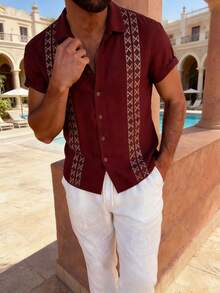 Camisa de manga corta con patrón geométrico burdeos casual para hombres, combinada con pantalones blancos, conjunto práctico de primavera/verano para múltiples ocasiones - Rojo - Ver 3