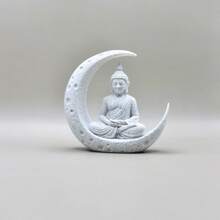 禅宗佛像为您的冥想空间带来宁静。这尊坐佛像在弯月下静坐冥想，是充满灵性的家居装饰，也是瑜伽室、卧室、办公室、书架等场所的完美风水摆件。佛像表情生动，衣袍质感细腻，象征着内心的平静与专注。它是瑜伽练习者、家居装饰爱好者、冥想爱好者和灵性探索者的理想礼物。 - 多色的 - 查看 8