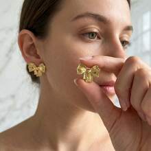 蝴蝶结耳环，可爱精致甜美的Y2K少女风，金色不锈钢材质，简约优雅的时尚设计，适合婚礼订婚、日常约会、派对、节日等场合佩戴，是送给女性的理想礼物。 - 蝴蝶結 - 查看 3