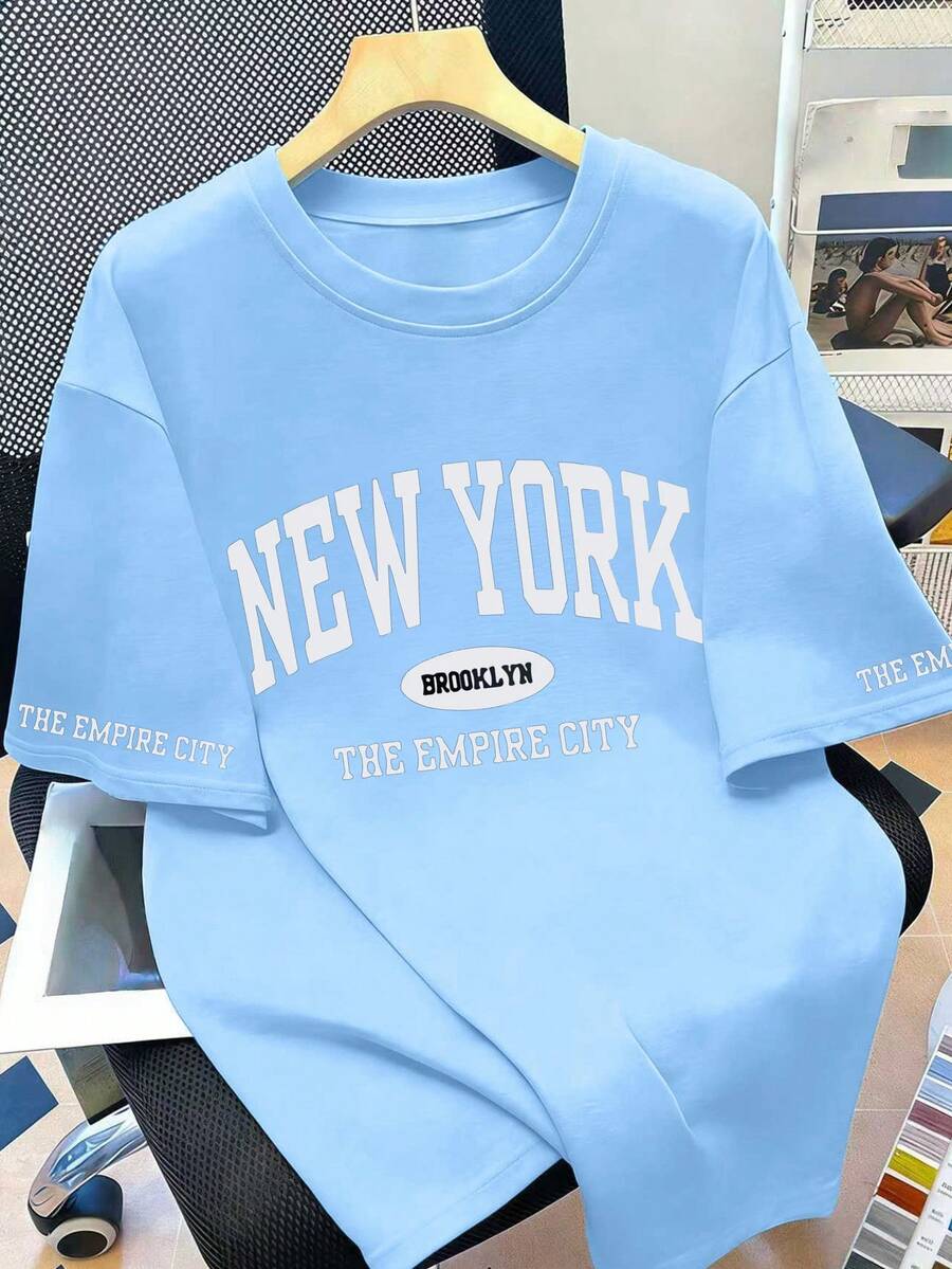 Camiseta Casual Solta com Estampa de Letra para Mulheres Plus Size, Camiseta Gráfica Versátil de Moda Diária, Camiseta de Férias com Estampa Redonda para o Verão - Azul bebê - Visão 1