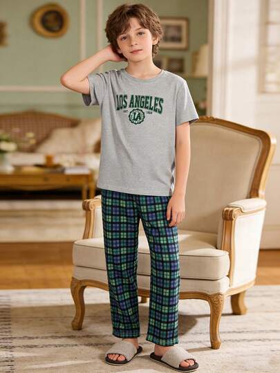 男童春夏休闲两件套睡衣套装，浅灰色圆领短袖T恤搭配绿色格子宽松阔腿裤，时尚幼儿城市印花字母数字图案T恤，返校睡衣套装，柔软透气面料，适合室内、睡衣派对、校园穿着。
