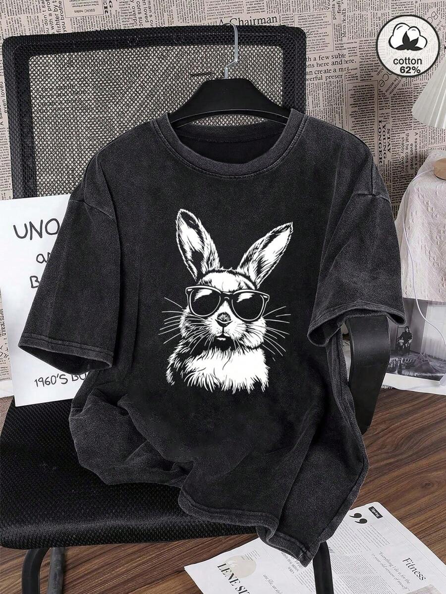 Camiseta de manga corta para hombre con estampado de temática pascual, corte holgado, cuello redondo y estilo elegante. - Negro - Ver 1