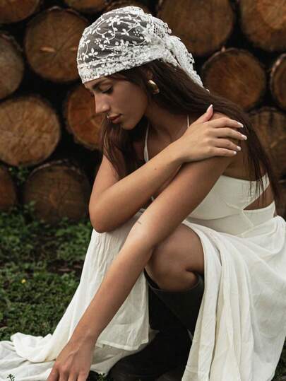 1条女士优雅纯色三角巾，透气轻盈，可作头巾、发巾、方巾、披肩等多种用途，是夏季海滩、旅行、度假的理想之选，也适合春夏季节佩戴。