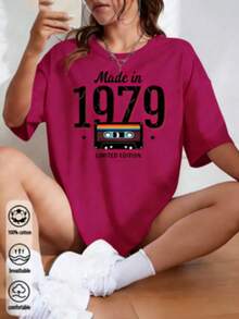 Estampa digital "1979" inspirada em fita cassete retrô, novo estilo de 2025, adequada para todas as estações. Camiseta feminina básica branca de manga curta com ombros caídos, blusa feminina solta e confortável com toque de algodão, perfeita para estilos casuais, de férias, streetwear, esportivos, Y2K, acadêmicos e retrô. Uma peça clássica e versátil indispensável para o dia a dia, férias, passeios, esportes, lazer e encontros. Roupas femininas. - Rosa Quente - Ver 8