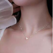 1 chiếc dây chuyền hình trái tim tối giản bằng bạc S925, đính đá quý nhiều mặt sáng bóng, toát lên vẻ lãng mạn và hoàn hảo cho trang phục hàng ngày và mùa hè dành cho phái nữ nhân dịp Lễ Tình nhân. - Dây chuyền hình trái tim ba viên kim cương - Xem 2
