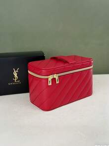 YSL Túi đựng mỹ phẩm Saint Laurent màu đỏ bằng da chần bông, tay cầm phía trên với khóa kéo đôi màu vàng, chất liệu chần bông mềm mại, dung tích lớn đựng được mỹ phẩm và đồ dùng làm đẹp, cấu trúc bền chắc chống bụi, dễ vệ sinh và có thể tái sử dụng, kiểu dáng nhẹ nhàng, tiện lợi, phù hợp cho du lịch, đi làm và sử dụng tại nhà, vẻ ngoài sang trọng và thời trang, món quà lý tưởng cho những người đam mê trang điểm và yêu thích thời trang. - Đỏ - Xem 7