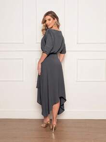 Elegant Women's Outfit In Duna Fabric, Featuring A Blouse With Fold-Over Sleeves And An Asymmetrical Skirt With A Decorative Button. - 灰色 - 查看 3