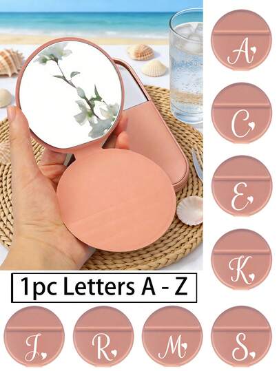 1 Gương trang điểm cầm tay tròn gấp gọn in chữ cái đầu A-Z, gương trang điểm mini màu hồng gấp gọn di động với họa tiết trái tim trắng và chữ cái nghệ thuật A-Z, gương trang điểm để bàn, gương du lịch, sản phẩm làm đẹp, gương trang điểm để bàn, phong cách tối giản, gương trang điểm du lịch di động thích hợp làm quà tặng cho phụ nữ, món quà tốt nhất cho bạn gái, vợ, mẹ và giáo viên, gương trang điểm mini tiện dụng khi di chuyển.