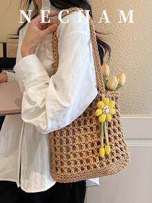1 chiếc túi tote móc thủ công rỗng ruột, túi đeo vai cỡ lớn kiểu dáng du lịch có mặt dây chuyền. - Màu Khaki - Xem 4
