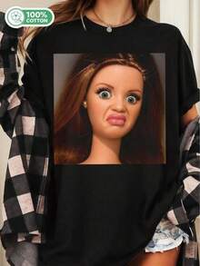 Ce t-shirt amusant arbore un motif BarSSbie et un visage original. C'est un t-shirt à manches courtes de style rétro, parfait pour les filles branchées. Confectionné en pur coton de haute qualité, il possède une encolure ronde décontractée, un design ludique et un style basique et casual, idéal pour les hommes comme pour les femmes. Un indispensable ! - Noir - Voir 8
