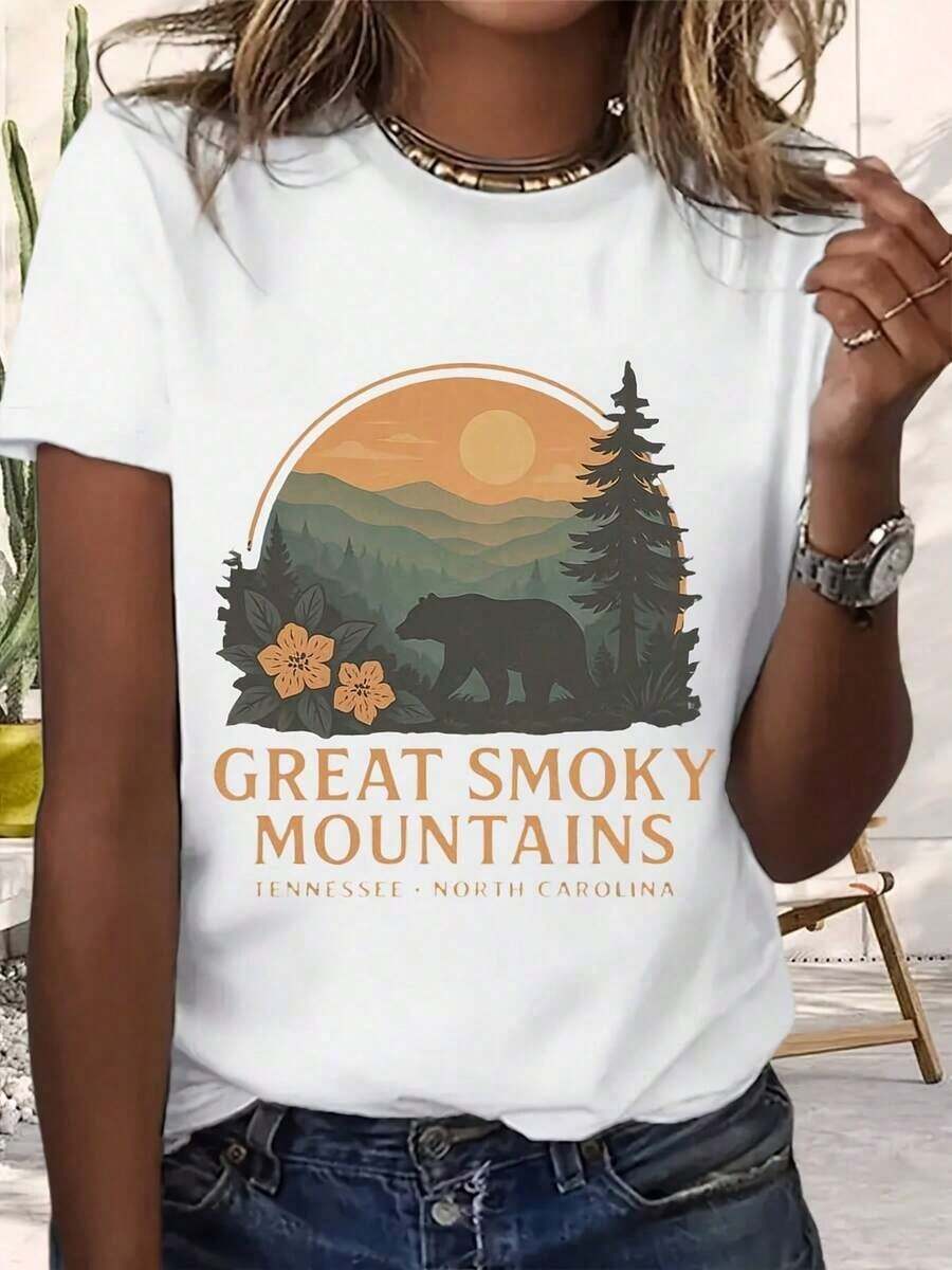 Great Smoky Mountains Tennessee North Carolina Bear Scene Nature Landscape Graphic T-Shirt For Women And Men – Outdoor Adventure Inspired Casual Tee With Mountain, Sunset, And Floral Design - 白色 - 查看 1
