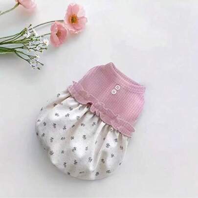 一款双层宠物连衣裙，饰有花朵图案，适合春、夏、秋季穿着。可爱公主风，适合中小型犬猫。华夫格纹宠物连衣裙。