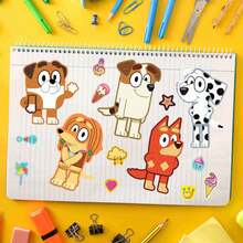 Bluey 12张2026超火爆布鲁伊DIY激光贴纸即将上市！汇集了布鲁伊和宾果等一系列可爱有趣的卡通人物，内置炫酷激光特效，瞬间提升视觉效果！可自由拼贴创作，适用于DIY账户、水瓶、行李箱和手机壳等。 - 彩色 - 查看 4