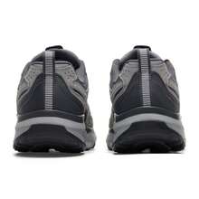 Skechers أحذية رياضية خارجية كاجوال ذات رباط للرجال من سكيتشرز دي لوكس برو، لون رمادي، رقم الموديل 237755-GRY - رمادي - مشاهدة 5