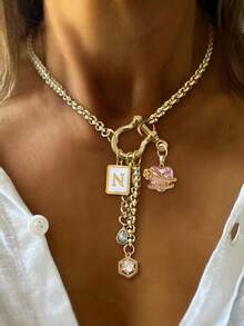 Dây chuyền mặt chữ vàng 1 chiếc với khóa hình móng ngựa, đính đá Cubic Zirconia hình trái tim màu hồng, dây chuyền mặt dây chuyền sáu chấu đính đá Cubic Zirconia. Đây là một chiếc dây chuyền nhiều mặt dây chuyền thời trang và thanh lịch, một món trang sức độc đáo và sang trọng dành cho nữ. - Vàng - Xem 12