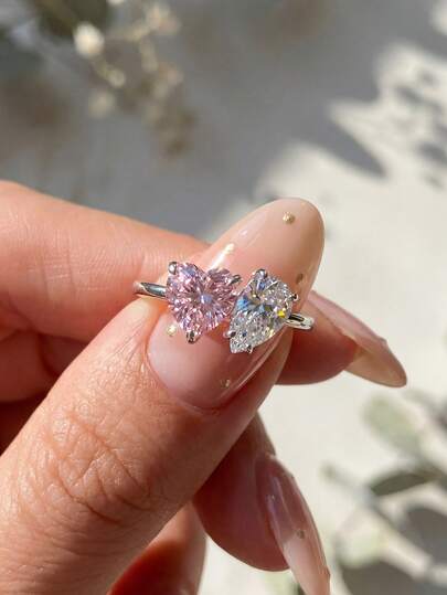 1枚心形水滴戒指，精致的心形水滴设计细节，优雅的手指装饰配饰