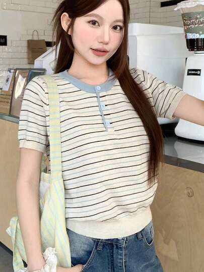 Áo len dệt kim tay ngắn cổ tròn phối sọc tương phản kiểu Hàn Quốc, dáng rộng thoải mái.