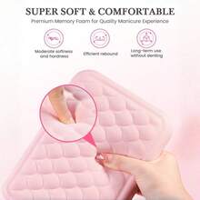 高级记忆海绵美甲扶手，专为美甲师设计，符合人体工学，配有金色金属支架，柔软舒适，适用于亚克力美甲、凝胶美甲等专业美甲沙龙设备，便携式美甲扶手，适用于美甲桌、美甲工具，家用及沙龙均可使用。粉色扶手带有防滑垫，易于清洁，节省空间，二合一可拆卸设计。 - 粉色 - 查看 4