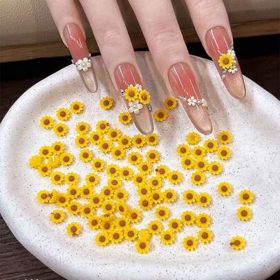 50颗橙色平底向日葵美甲饰品 - 4*4mm 3D迷你向日葵树脂花朵美甲宝石，适用于美甲、发夹、手机壳和手工项目 - 夏季树脂可爱黄色雏菊美甲用品，美甲装饰DIY，适合女性女孩，是美甲沙龙和家庭DIY的理想之选
