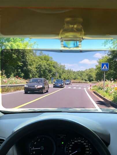 Tấm che nắng du lịch ngoài trời có nút bấm, có thể thu gọn, sử dụng được cả ban ngày và ban đêm, lắp đặt dạng kẹp, có thể dùng cho kính chắn gió xe hơi hoặc các tấm có thể kẹp khác, màn che nắng chống chói với khả năng chống tia UV, được làm từ chất liệu ABS bền, giảm độ chói từ đèn pha xe hơi vào ban đêm.