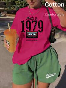 Estampa digital "1979" inspirada em fita cassete retrô, novo estilo de 2025, adequada para todas as estações. Camiseta feminina básica branca de manga curta com ombros caídos, blusa feminina solta e confortável com toque de algodão, perfeita para estilos casuais, de férias, streetwear, esportivos, Y2K, acadêmicos e retrô. Uma peça clássica e versátil indispensável para o dia a dia, férias, passeios, esportes, lazer e encontros. Roupas femininas. - Rosa Quente - Ver 1