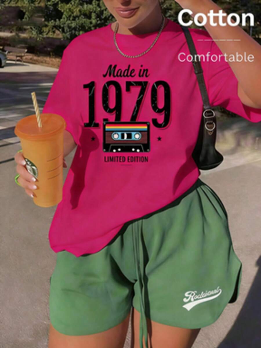 Estampa digital "1979" inspirada em fita cassete retrô, novo estilo de 2025, adequada para todas as estações. Camiseta feminina básica branca de manga curta com ombros caídos, blusa feminina solta e confortável com toque de algodão, perfeita para estilos casuais, de férias, streetwear, esportivos, Y2K, acadêmicos e retrô. Uma peça clássica e versátil indispensável para o dia a dia, férias, passeios, esportes, lazer e encontros. Roupas femininas. - Rosa Quente - Ver 1