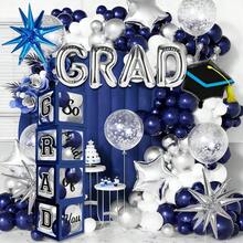 raciones de graduación Clase de 2026, globos azules y negros con remolino colgante, bandera de We are So Proud of You, suministros para fiesta - Azul y Plateado - Ver 4