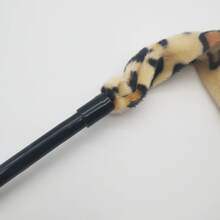 豹纹逗猫棒 - 互动猫玩具，采用耐用涤纶材质，适合所有猫咪品种，带有逼真的羽毛。 - 查看 4